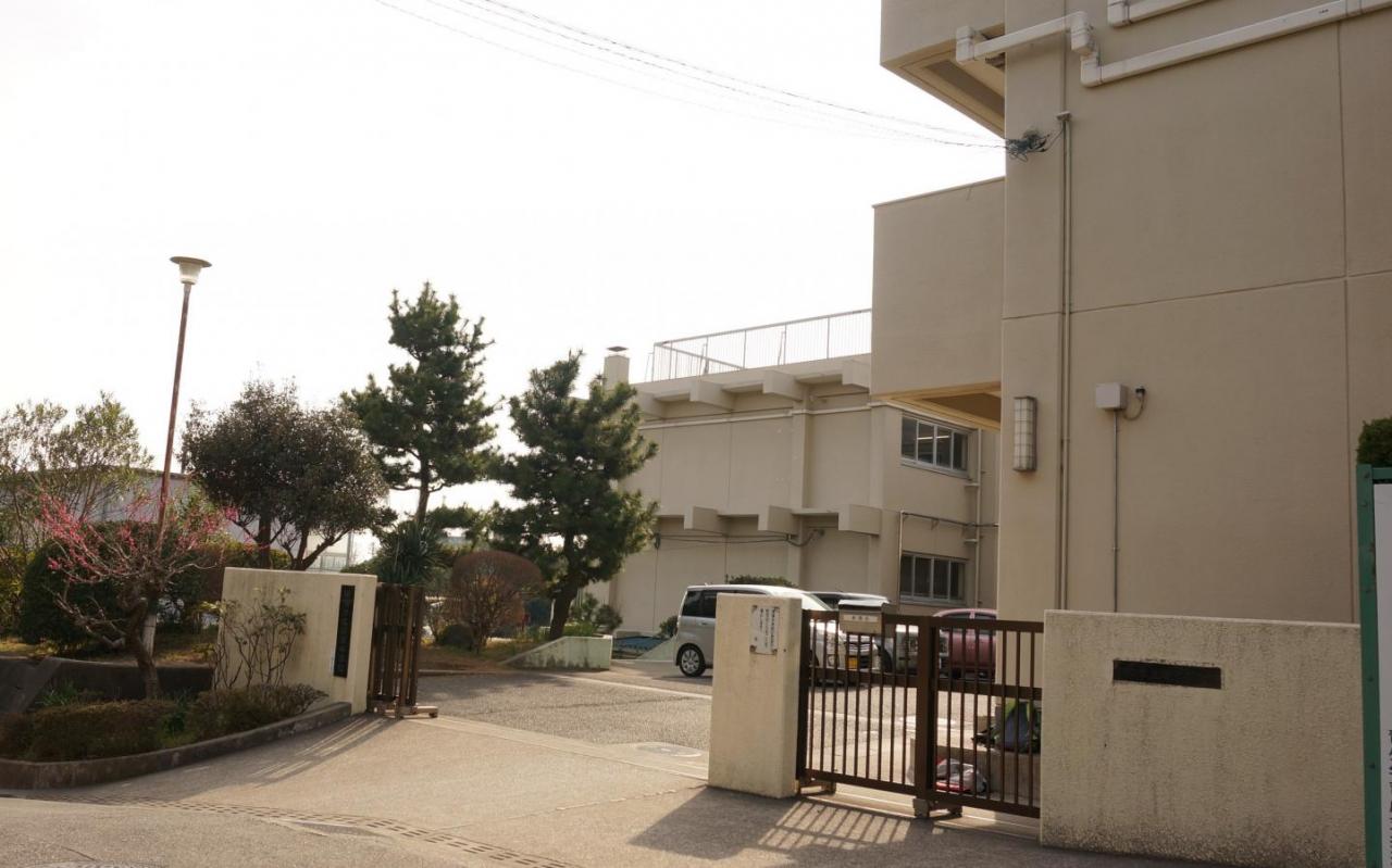 岡津中学校まで徒歩約10分
